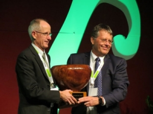 Ian Greaves receives the HortNZ President&#039;s Trophy from Jullian Raine, chairman of HortNZ, last year.