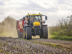 Key features of Fastrac Icon Series include equal sized wheel and tyre equipment and four-wheel steering.