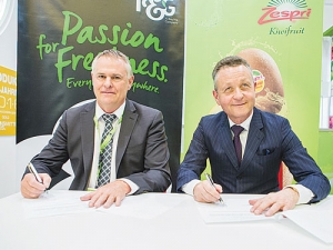 Zespri chairman Peter McBride (left) and T&amp;G global chair professor Klaus Josef sign the MOU at Berlin Fruit Logistica.