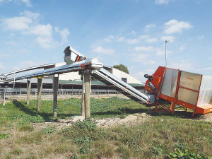 The Combox takes the form of a hopper with a moving floor, filled by a front-end loader.