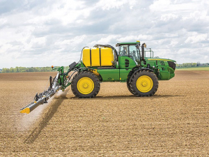 The JD self-propelled unit comes with a 4000L capacity.