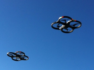 Parrot AR.Drone 2.0 in flight. Photo by Halftermeyer (Wikimedia commons)