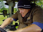 The tractor brace position recommended in the video. Photo: Screenshot.