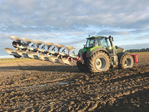 Matt Walker was looking for a high-power, multi-tasking machine, which – among other things – also had to handle a fully-mounted, 6-furrow reversible plough.