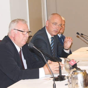 Tatua’s Paul McGilvary (right) and Fonterra’s Theo Spierings address media.