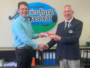 Andy Mouritz receives scholarship from Whangarei A&amp;P President Evan Smeath.