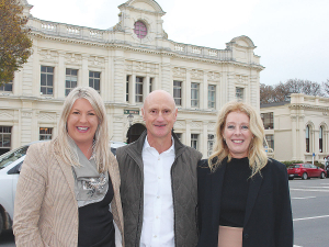 SIDE 2022 MC Sarah Perriam (left) with keynote speakers Geoff and Justine Ross at Oamaru.