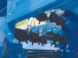 At the front of the machine, three PTO-driven, horizontal beater/augers with Bisalloy tips rotate towards the centre to create a homogenous mix as the floor moves forwards.