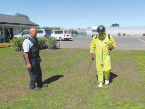  A Whanganui corrections officer instructs a Growsafe trainee.