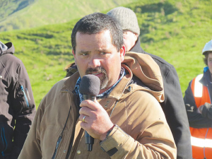 Puketawa Station’s Ron King speaking at the recent field day.