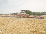 At the rear, the machine is fitted with the Double-U self-cleaning and anti-clogging roller, designed to provide optimum soil consolidation.