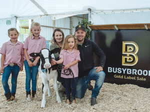 Busy Brook Hosteins’ Nathan and Amanda Bayne with daughters Brooke, Sophia and Lily-Grace with calf, Busy Brook Doorman Hailstorm.