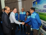 President Director of Fonterra Brands Indonesia, Achyut Kasireddy introduces New Zealand Prime Minister, Rt Hon John Key to Indonesian farmers who have taken part in the Fonterra Dairy Scholarship programme. The local farmers met the Prime Minister as part of an event at Fonterra Brands Indonesia’s Cikarang manufacturing facility to mark the strong agricultural partnership between Indonesia and New Zealand.