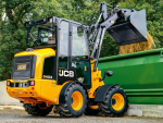 Loader extra compact even with a cab