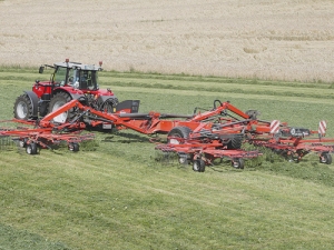 The Kuhn GA 15131 machine, with a working width of 14.7m, should warrant a closer look.