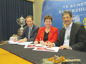 Pro vice-chancellor Professor Ray Geor, vice-chancellor Professor Jan Thomas and Ahuwhenua Trophy management committee chairman Kingi Smiler sign the sponsorship agreement.