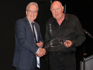 NZW Chair Steve Green presents the Champion Trophy to BoneLine part owner and viticulturist Lindsay Hill.