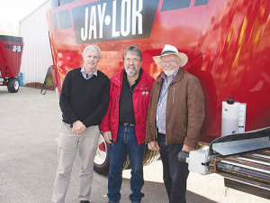 Alan Vaage (centre) with Jaylor team’s Ken Bill (left) and Marti Phillipi.