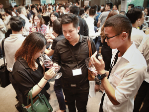 Chinese trade professionals enjoy New Zealand wine.