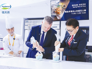 Fonterra chief executive Miles Hurrell and Greater China chief executive Teh-han Chow try out the new bakery cream in Shanghai this month.
