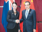 Jacinda Adern with Chinese Premier Li Keqiang at the Summit.