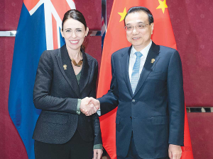 Jacinda Adern with Chinese Premier Li Keqiang at the Summit.