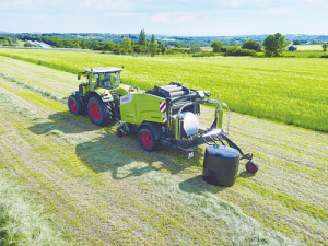 Claas Rollant 400 Uniwrap baler.