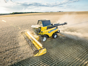 New Holland’s new CR8 80 combine in action.
