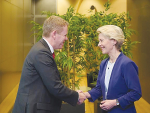 Chris Hipkins and EU President Ursula von der Leyen shake hands after the signing of the NZ/EU free trade agreement.
