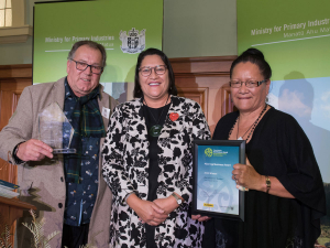 Wini and Simon Geddes of Tāne Mahuta NZ Ltd (Māori Agribusiness Award winner) with Acting Minister of Agriculture Meka Whaitiri