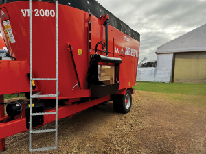 Key features include a rolled tub design for fast, complete and efficient mixing.