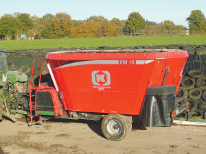 Weigh cells fitted between the tub and chassis accurately monitor weight of ingredients.