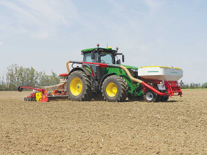 Pöttinger has expanded its range of Aerosem pneumatic seed drills, with the addition of 4 metre and 5 metre folding version units with a front hopper.