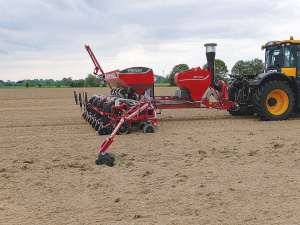 The latest 6-metre trailed Optima TF Profi combines the conventional SX seeder system, with a central seed hopper over the seeding unit.