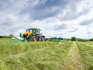 JCB has refreshed the Fastrac 4000 series of tractors.