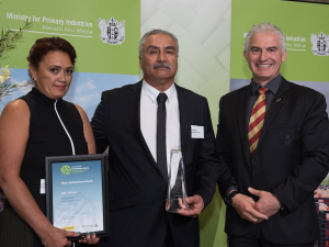 Agnes and Chubb Rewi from Rewi Haulage Limited, winners of the Māori Agribusiness Award at the 2021 Primary Industries Good Employer Awards, with Minister of Forestry Stuart Nash.