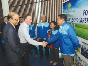 Prime Minister John Key meets Indonesian dairy farmers taking part in Fonterra’s scholarship programme.