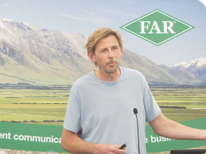Andy Cato, a regenerative crop farmer from the UK, addresses the crowd at the recent FAR CROPS 2022 event at Chertsey. Photo Credit: Nigel Malthus.