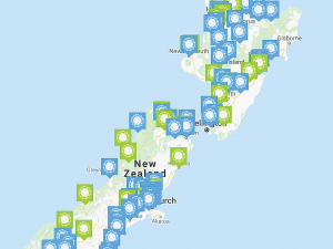 The blue pins indicate workers and the green pins available jobs.
