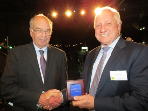 Sir Brian Elwood (left) with Oceanic&#039;s John Malyon.