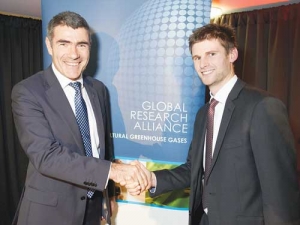 Zach Mounsey (right) is congratulated by Primary Industries Minister, Nathan Guy, at the National Fieldays.